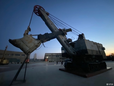 夕陽余暉下的阜新 一座工業城市的記憶與礦山、建筑設備零部件的回響